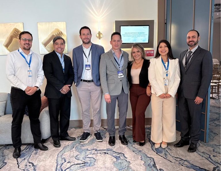 Sociedad Ecuatoriana de Oftalmología y Ortóptica, oftalmología Ecuador, endoftalmitis, manejo de endoftalmitis, Simposio de Consensos en el Manejo de Endoftalmitis, salud visual, seguridad del paciente, educación médica continua, protocolos estandarizados, atención visual, especialistas en oftalmología, prevención de endoftalmitis, tratamiento de endoftalmitis, cirugía oftalmológica, infecciones oculares, consensos clínicos, actualización médica, calidad asistencial, instituciones de salud, comunidad oftalmológica ecuatoriana, Ecuador, profesionales de la salud visual, alianzas institucionales, protocolos clínicos, atención oftalmológica, capacitación médica, salud ocular